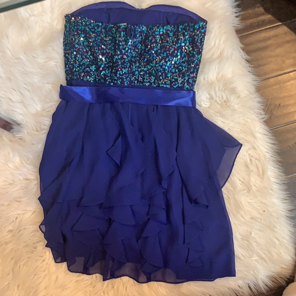 Blue dress with colorful sequins - Picture 2 of 3